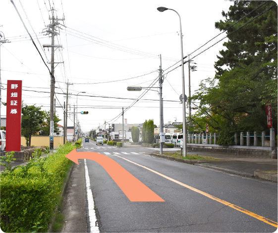 伏見町方面より文化会館南交差点を直進、次の信号左折