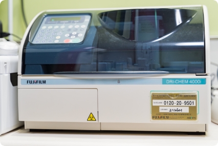 院内で血液や尿を調べる検査機器